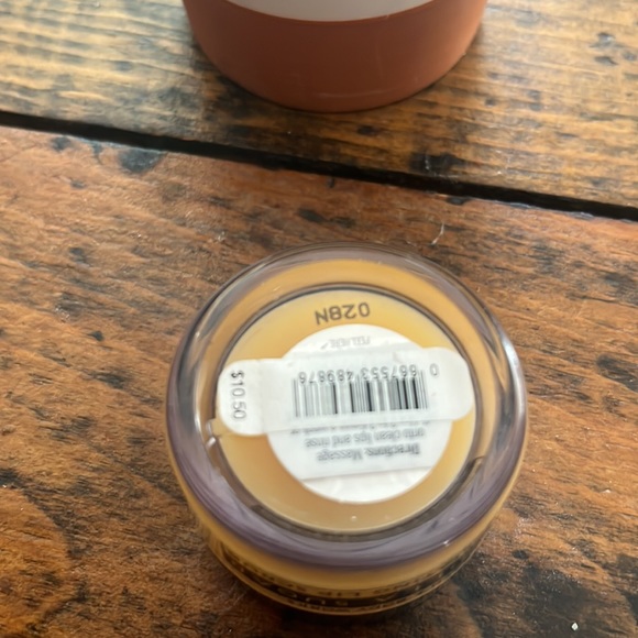 🌟 HOST PICK 🌟 Bath and Body Works vanilla sugar exfoliating lip scrub - Picture 3 of 4